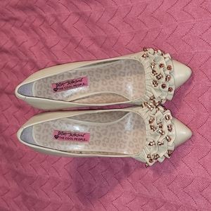 Betsy Johnson ruffled spiked leather pumps beige/tan